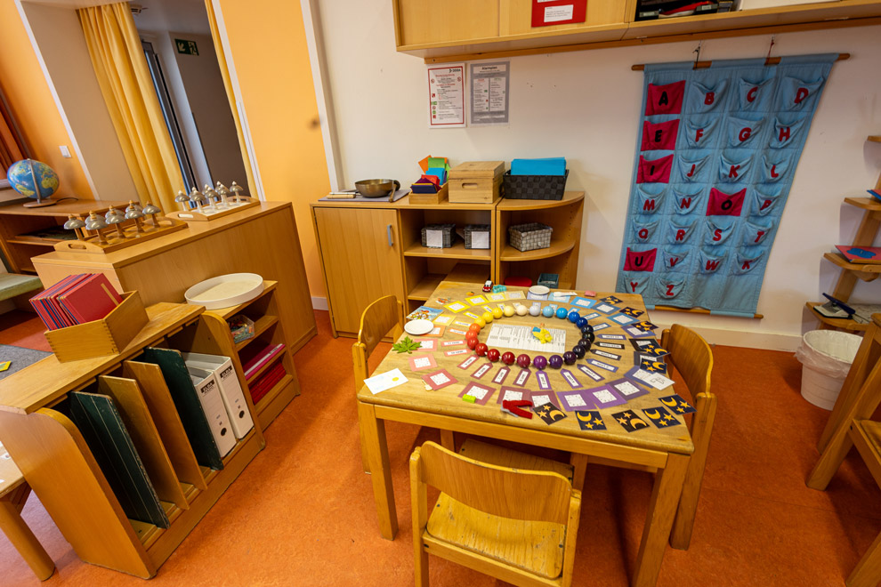 Kinder beim Spielen und Lernen